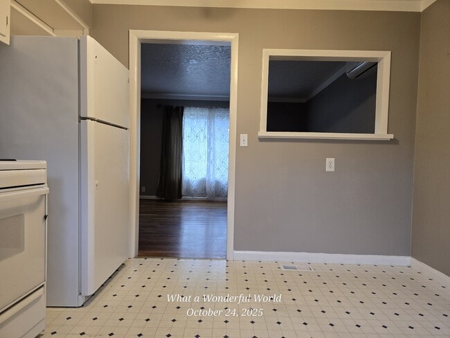 Building Photo - 583 Delmar Dr N