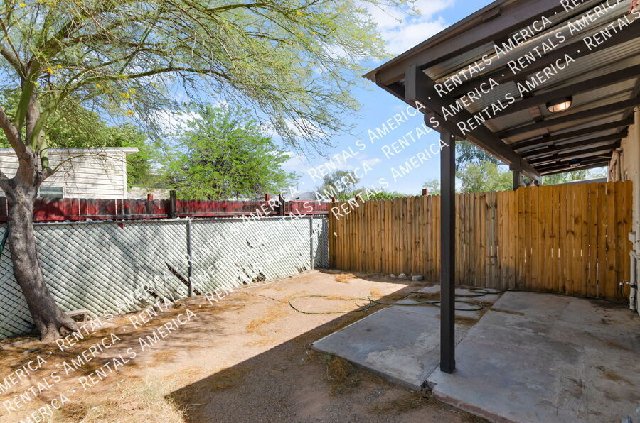 Building Photo - 3048 N Sparkman Blvd