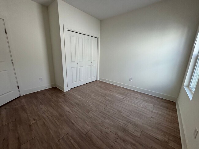 Building Photo - 1747/49 Hickory