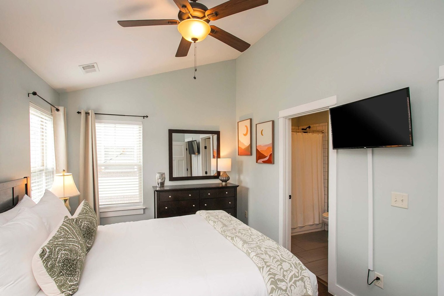 Building Photo - 1106B Stratford Ave