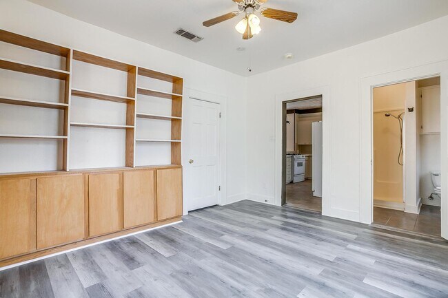 Building Photo - Well Maintained 3 Bed, 2 Bath in Establish...