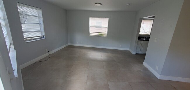 Building Photo - 921 SW 10th Dr