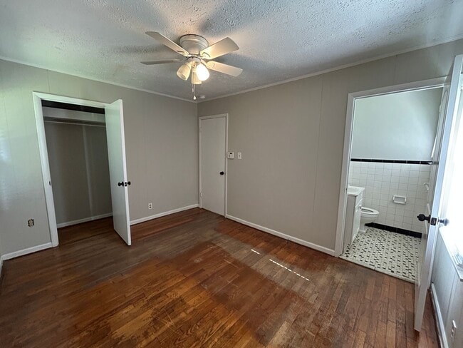Building Photo - 1706 Dooley Ave