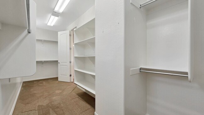 Building Photo - Upgraded kitchen and lots of sq ft in Verrado!