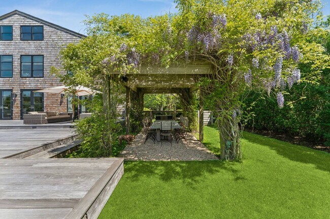 Building Photo - 811 Halsey Ln