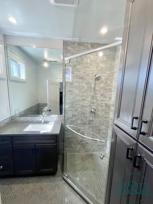 Building Photo - 330 23rd Ave