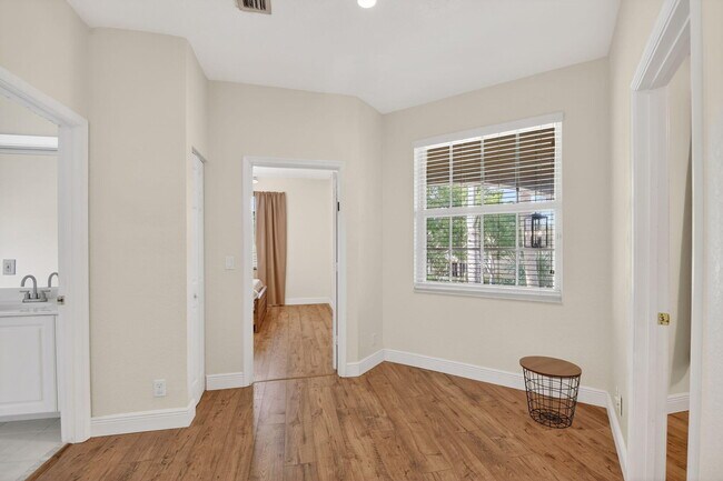 Building Photo - 1605 E Classical Blvd