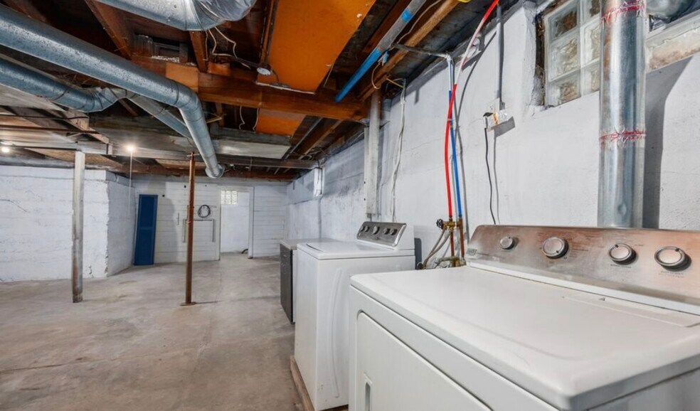 Building Photo - 911 Zeeland Ct NE