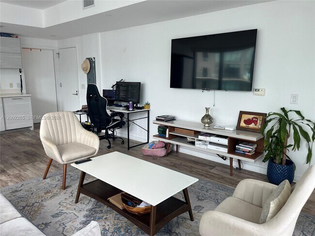 Building Photo - 650 NE 32nd St