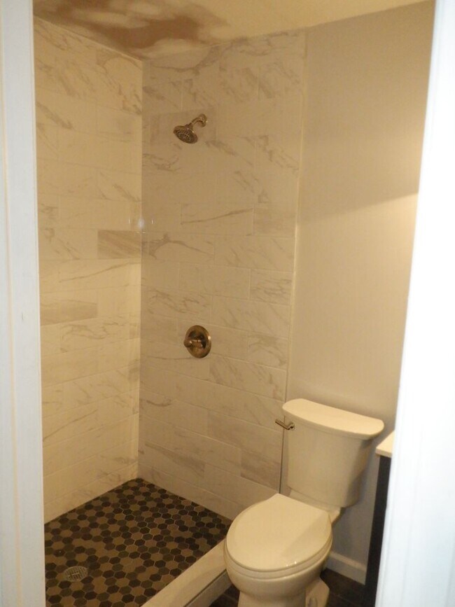 Building Photo - Downs1345-1347