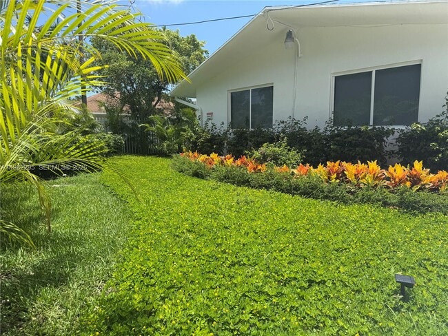 Building Photo - 1300 NE 110th St