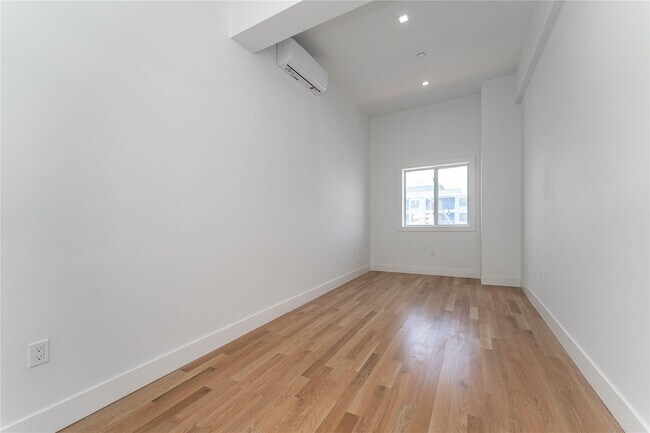 Building Photo - 138 E Park Ave