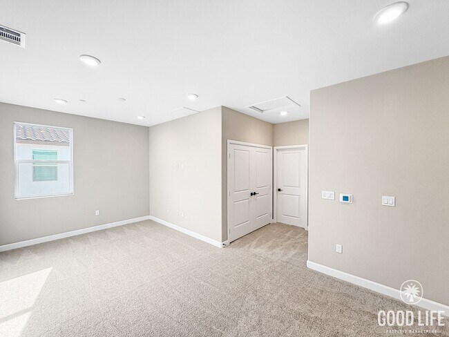 Building Photo - Never-Lived-In Modern 5BR Home with Private Backyard