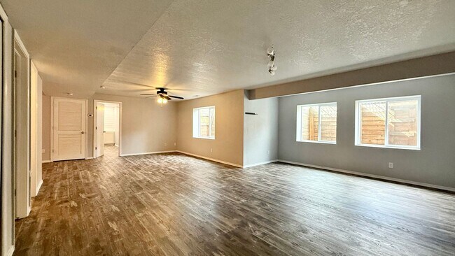 Building Photo - Move in ready home on Hollandale