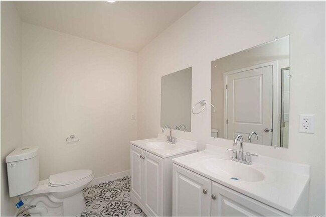 Building Photo - 326 E 73rd St