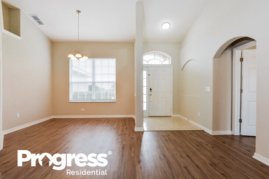Building Photo - 2609 Athens Dr