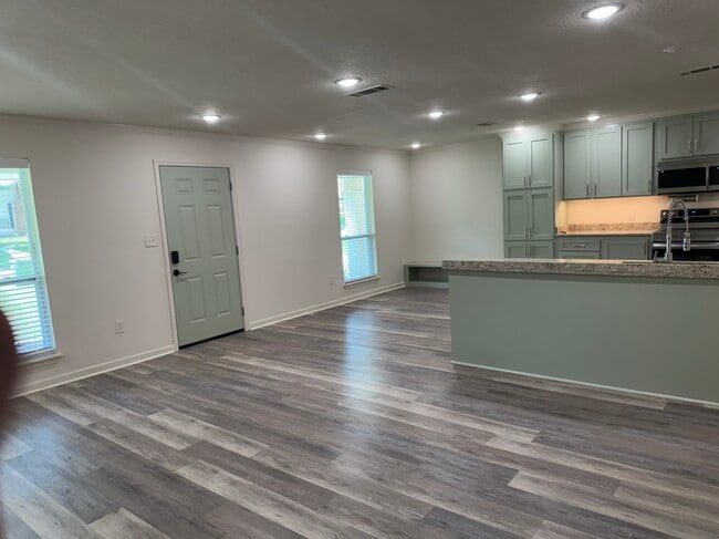 Building Photo - 104 Comanche Dr