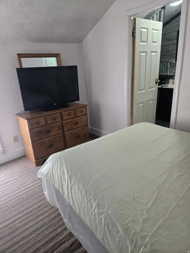 Building Photo - 82 200 N