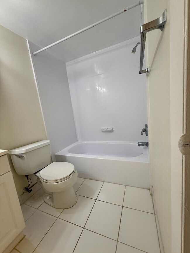 Building Photo - 775 N Village Dr