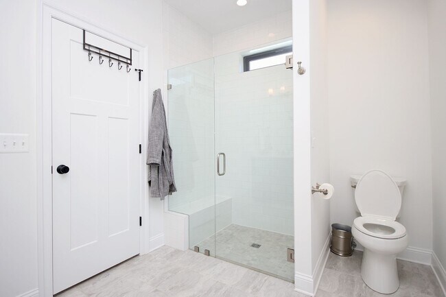 Building Photo - Beautiful, Custom-Built Pet-Friendly Lochlyn Hill Home