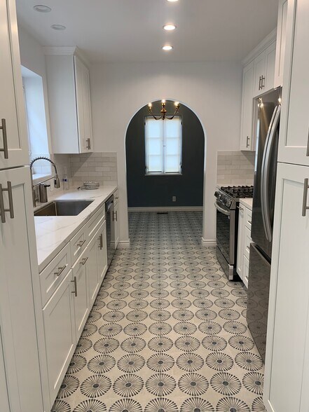 Building Photo - 8673 W Olympic Blvd