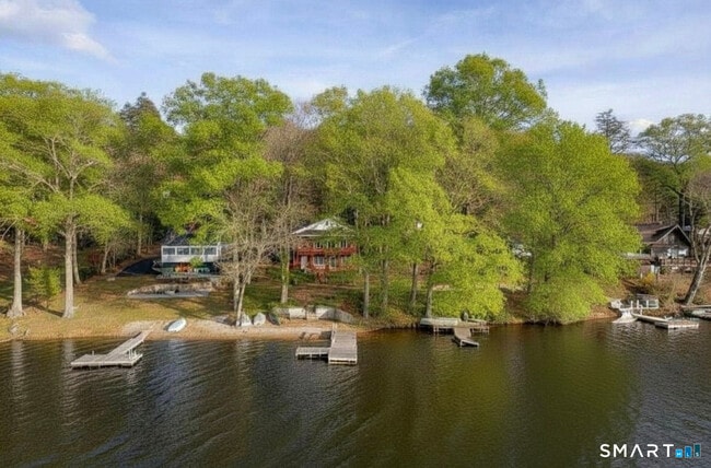 Building Photo - 542 Lake Dr