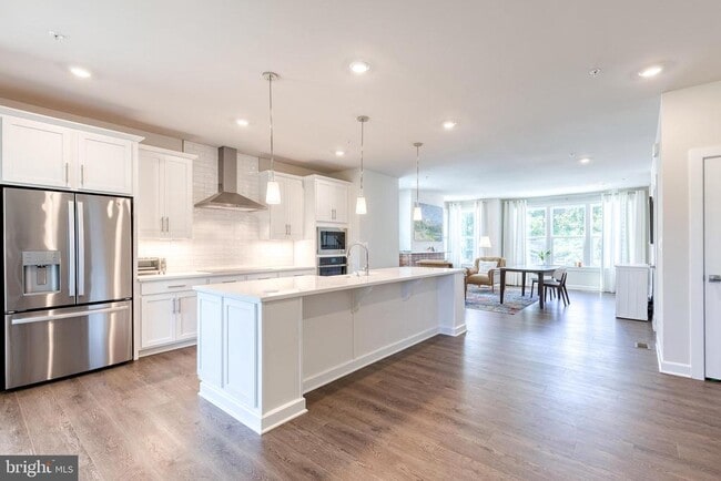 Building Photo - 200 Hickory Holw Ct