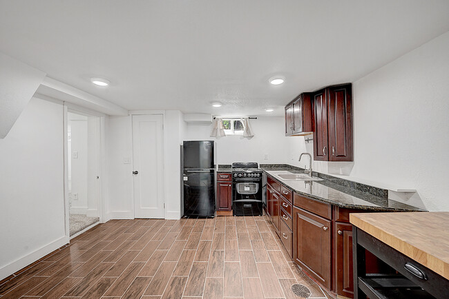 Building Photo - Charming 1-Bedroom Apartment in Prime Denv...