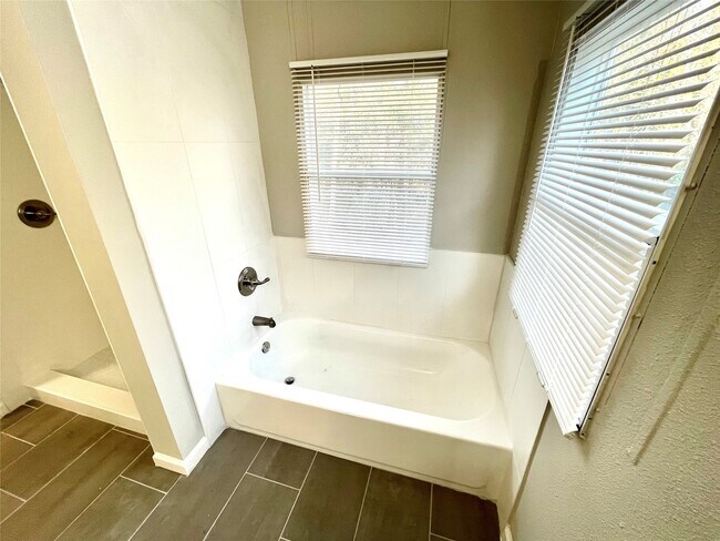 Building Photo - 128 Hall Dr S