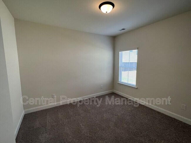 Building Photo - 102 Lariat Ct