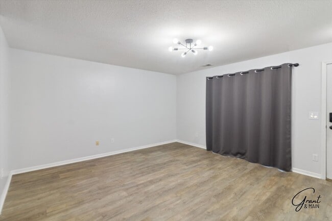 Building Photo - 2 bedroom ranch style condo $1650