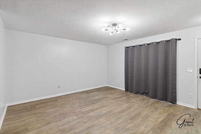 Building Photo - 2 bedroom ranch style condo $1995