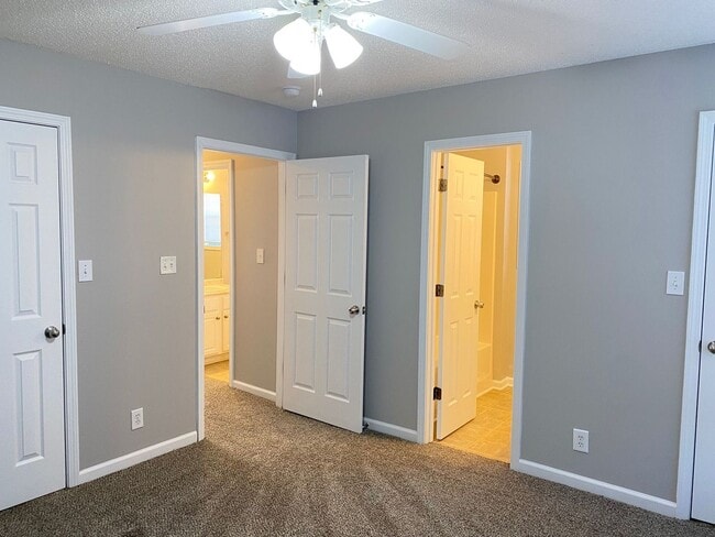 Building Photo - Great Rental....3/2 Bath, near playground,...