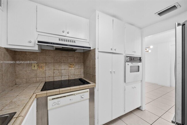 Building Photo - 3301 NE 5th Ave