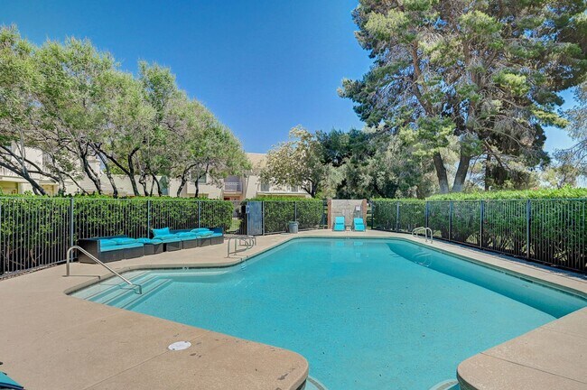 Building Photo - Beautiful 2 Bedroom Townhome in Guard-Gated Community – Prime Location!