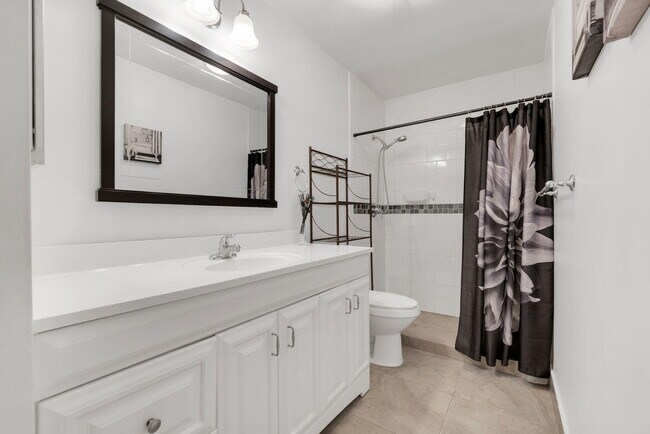 Building Photo - 3040 NE 16th Ave