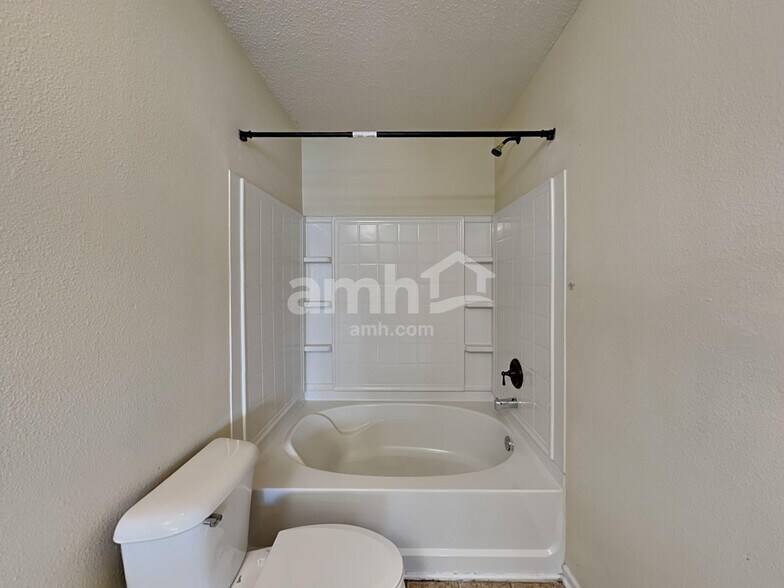Building Photo - 989 Bentgrass Dr