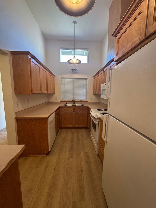 Building Photo - 2 bedroom 2 bath duplex for rent in Grants  Pass