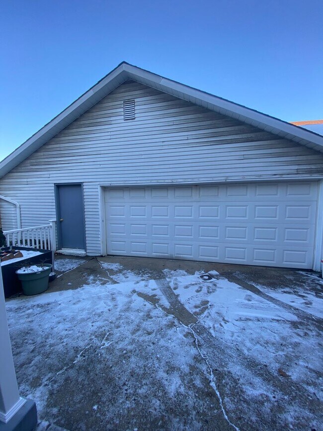 Building Photo - 4 Bedroom/ 2 Bathroom House in Dormont Available 7/1/2026