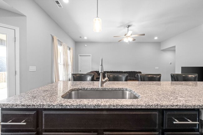 Building Photo - 3 Bedroom 3 Bath Home with Bonus Room For Rent!