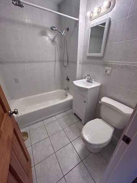 Bathroom - 7 Lorraine St