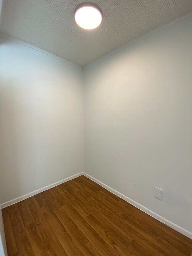 Building Photo - 30 N Primrose Dr