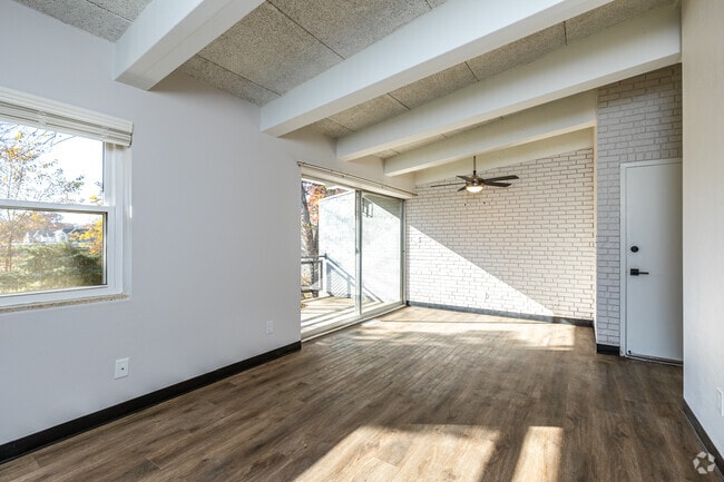 2BR, 1BA - 842 SF - Corinth Garden