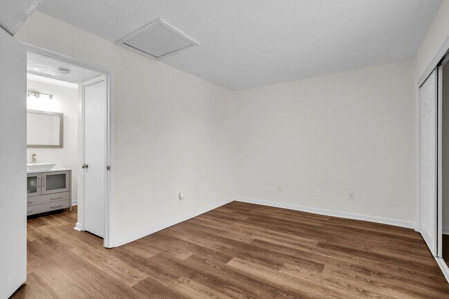 Building Photo - Almost New & Ready for you! Lovely 1 Bedroom/1 Bath Condo