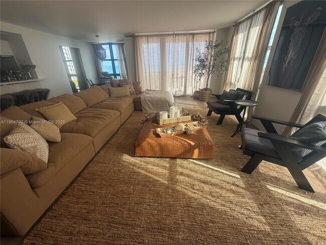 Building Photo - 1121 Crandon Blvd