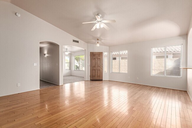 Building Photo - Beautiful Single-Level Home in Prime Locat...