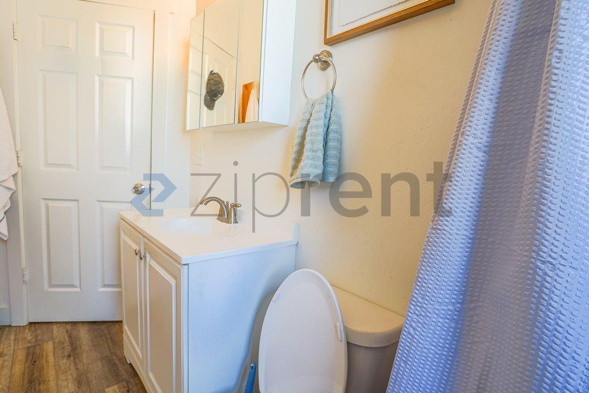 Building Photo - Unit A