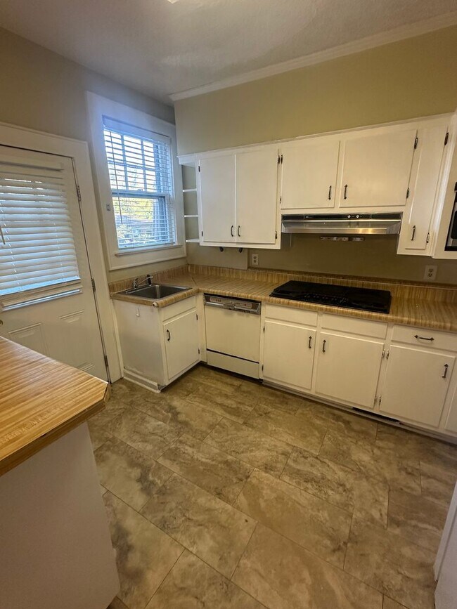 Building Photo - 139-141 S. Pickens Street