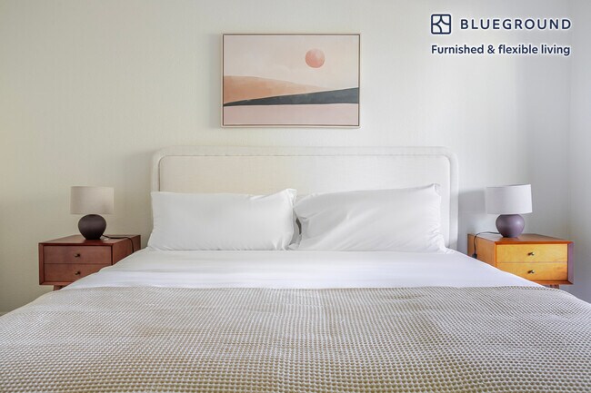 Building Photo - 350 E Del Mar Blvd