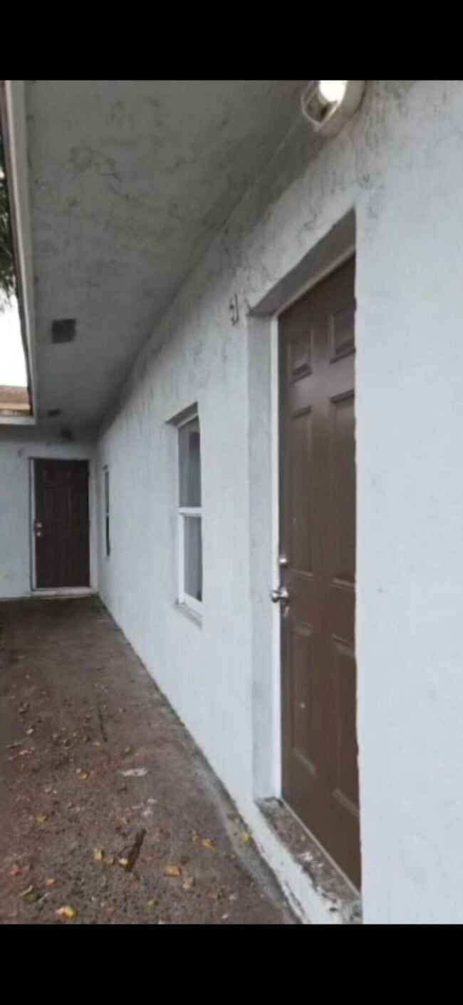 Building Photo - 621 NW 5th Ave